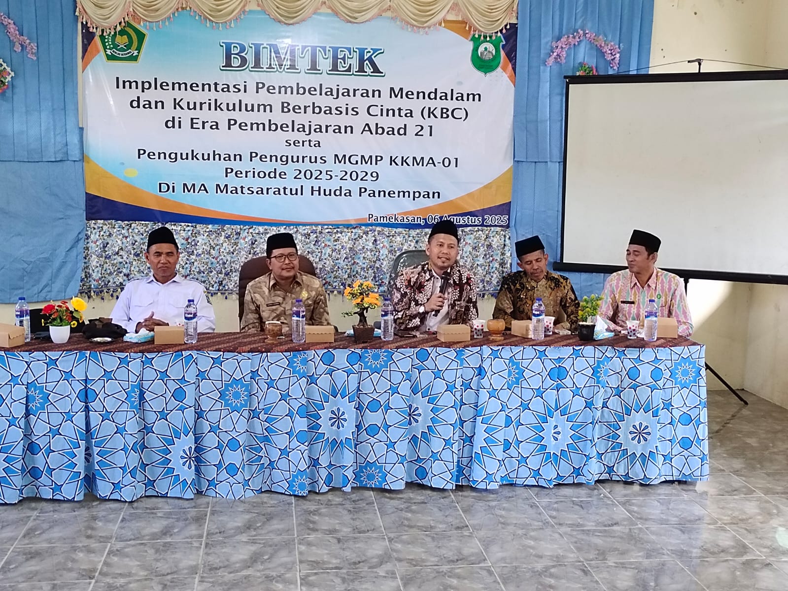 Pengukuhan Pengurus KKMA dan MGMP KKM 01 Pamekasan Dibarengi Bimtek Implementasi Kurikulum Berbasis Cinta di MAS Matsaratul Huda Panempan Pamekasan